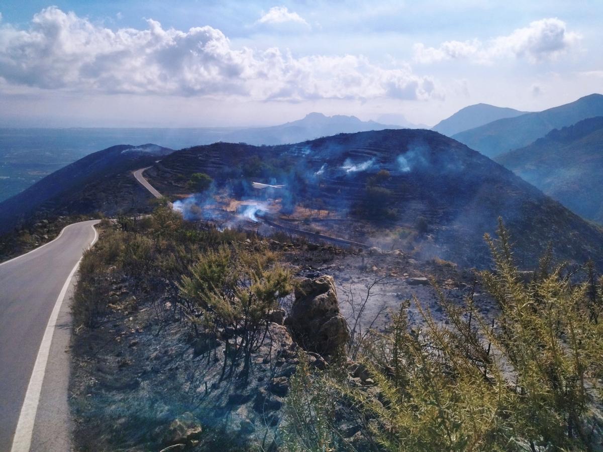 La misma vertiente cuando todavía humeaba por el fuego y estaba carbonizada