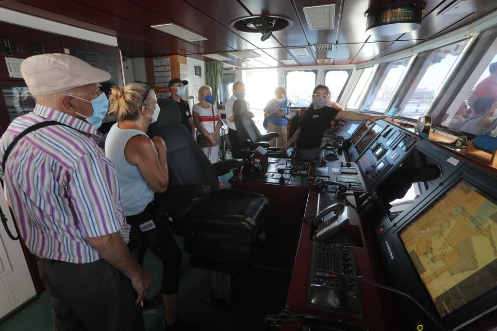 El Rainbow Warrior, buque de Greenpeace, abre sus puertas en València