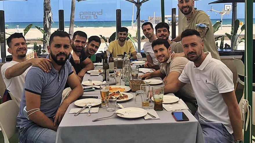 Los jugadores cerraron el curso ayer con comida en la playa. | LUDFS