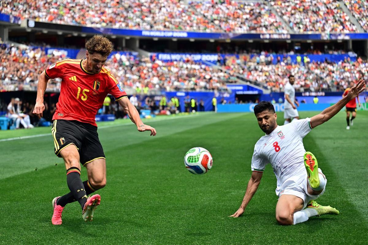 21 June 2026, US, Los Angeles: Belgium's Thomas Meunier and Iran's Mohammad Mohebi battle for the ball during the 2026 FIFA World Cup Group G soccer match between Belgium and Iran at the Los Angeles Stadium. Photo: Dirk Waem/Belga/dpa 21/06/2026 ONLY FOR USE IN SPAIN. Dirk Waem/Belga/dpa;soccer;sports;football;2026 FIFA World Cup - Belgium vs Iran