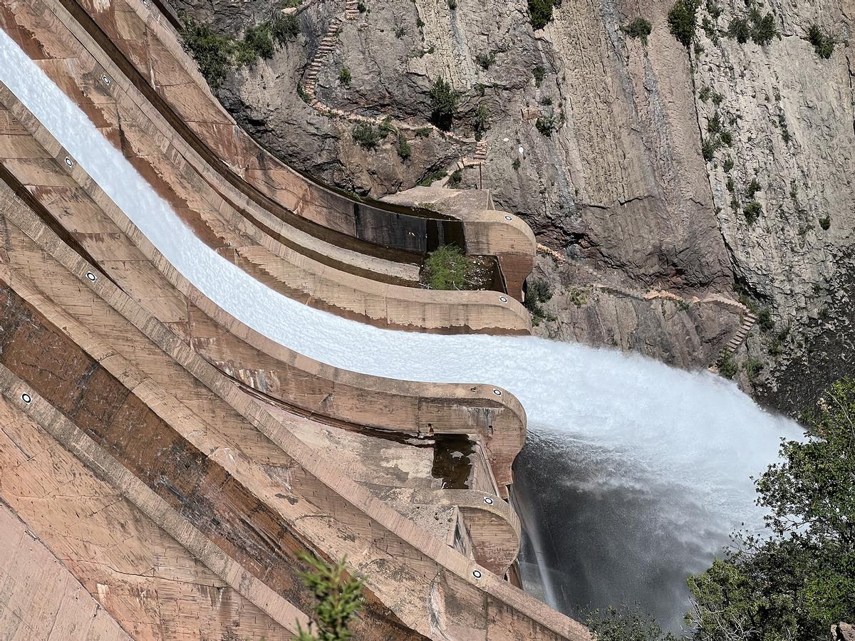 El pantano de Escales, lleno, empieza a desembalsar agua