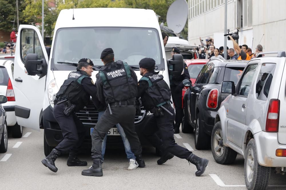 La Guàrdia Civil desallotja per la força el pavelló de Sant Julià de Ramis