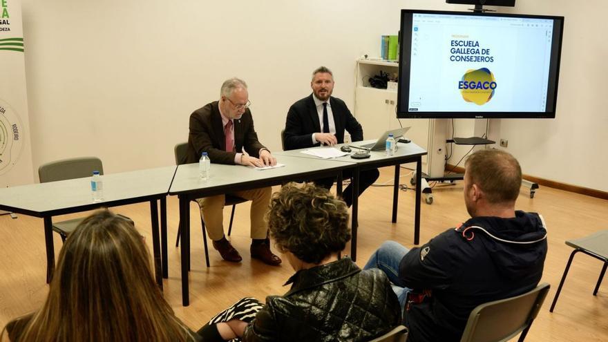 Manuel Cortizo (dcha.) presentó ayer la Esgaco en la sede de la AED de Lalín. | Bernabé