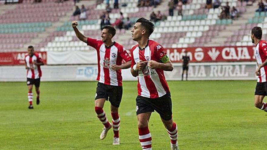 Sobre estas líneas, Dani Hernández se señala el escudo en la celebración del segundo gol del partido.