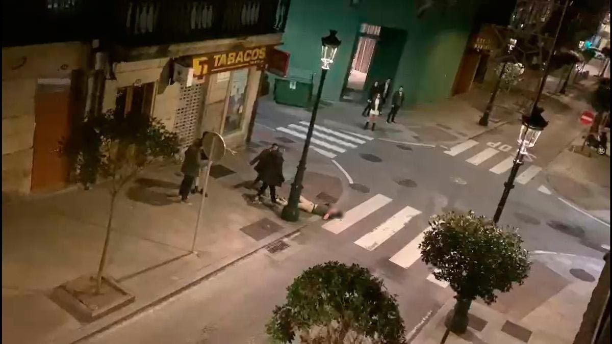 Brutal paliza de madrugada a dos jóvenes en el centro de Vigo.