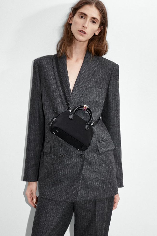 Modelo con bolso midi cruzado