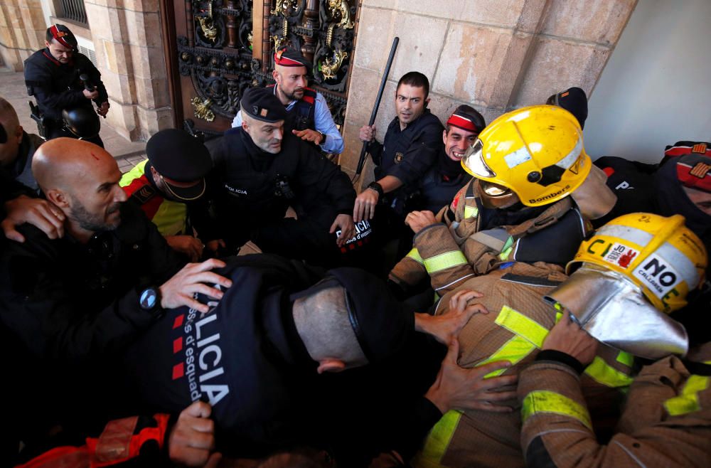 Les protestes de bombers i metges arriben al Parlament