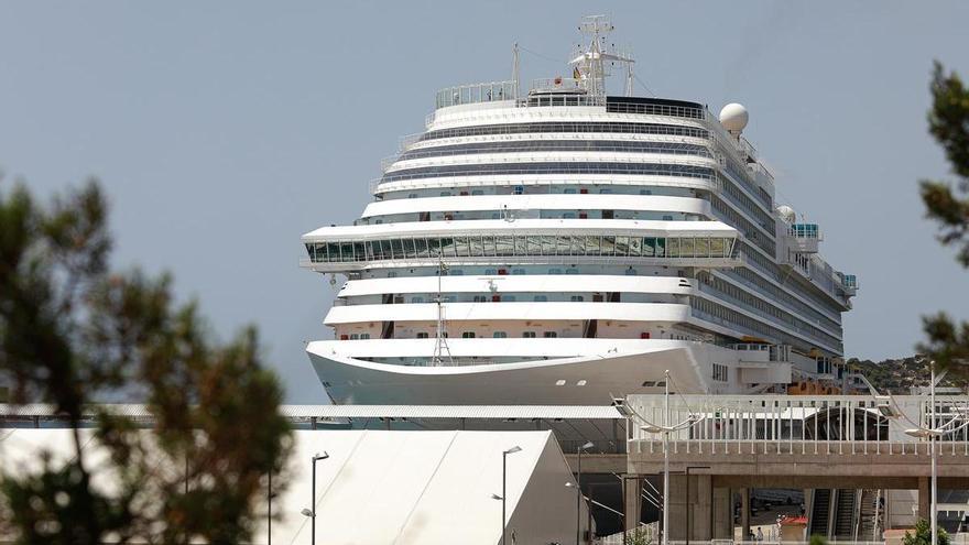 Dos cruceros dejarán a casi 11.000 pasajeros en el puerto de Ibiza en un solo día