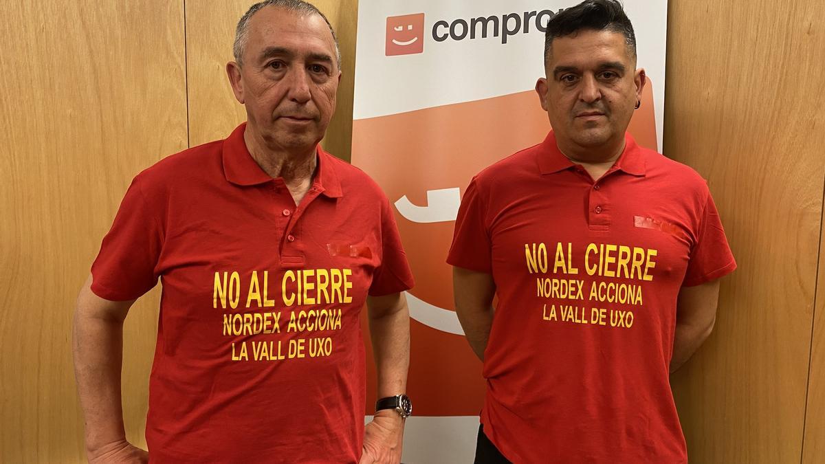 Joan Baldoví (i) y Carles Mulet, con las camisetas para protestar contra el cierre de Nordex la Vall.