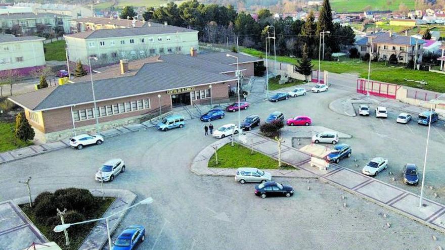 Arriba zona de la estación de autobuses donde se instalaría el área de servicio vigilada y camiones de alto tonelaje pasando por la travesía de Alcañices. | Ch. S.