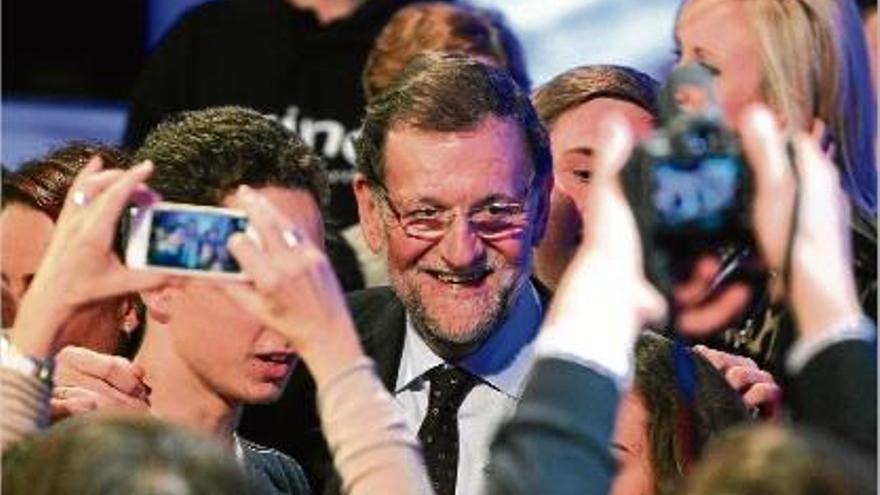 Mariano Rajoy, ahir, entre simpatitzants del PP al míting de Saragossa, el més multitudinari fins ara.