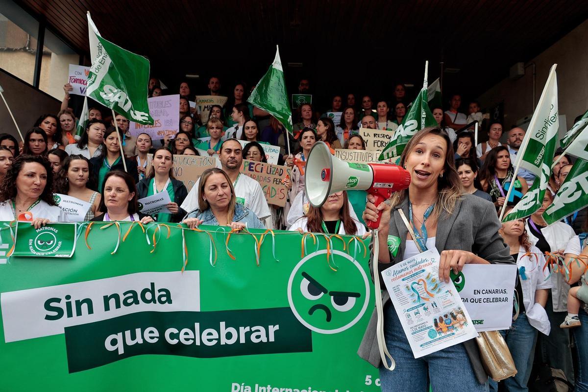 Concentración de matronas en el Hospital La Candelaria bajo el lema 'Nada que celebrar' Concentración de matronas en el Hospital La Candelaria bajo el lema 'Nada que celebrar'