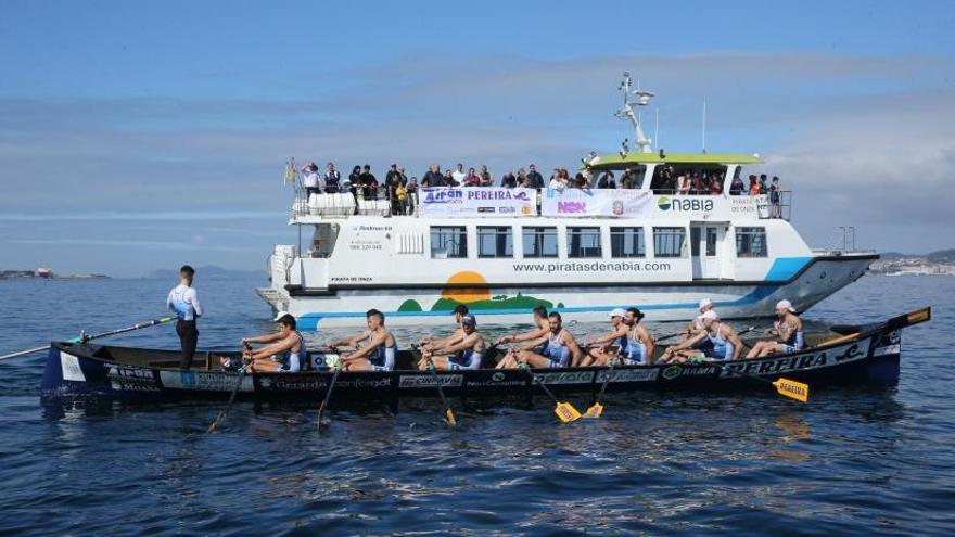 La salida, desde Vigo, con gran expectación en el barco de Nabia.   | // SANTOS ÁLVAREZ