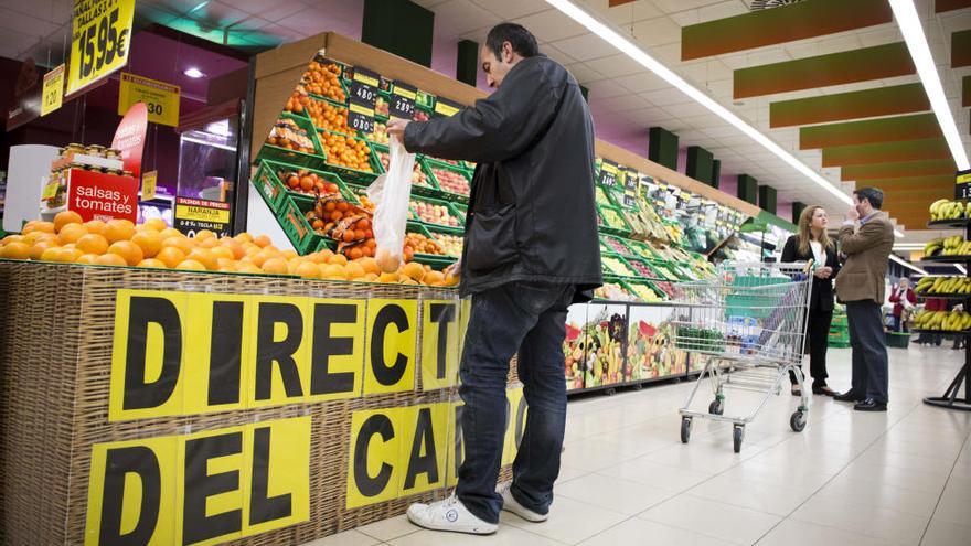 Varios clientes compran en un supermercado de la cadena.