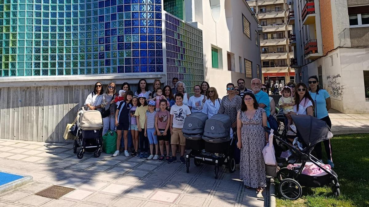 Algunas de las familias impulsoras de la recogida de firmas, con la escuela Los Polesinos al fondo.