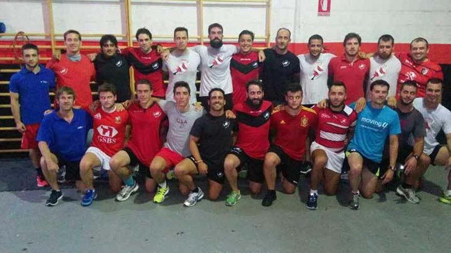 Plantilla del Gijón Rugby Club en la primera jornada de entrenamiento.