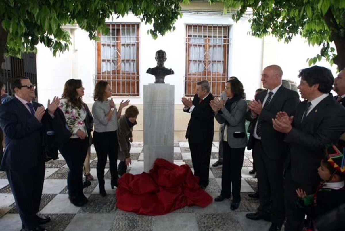 Un busto recuerda al Inca Garcilaso en la plaza del Indiano