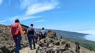 Pacientes con cáncer de pulmón conquistan la cima del Teide: "Las limitaciones psicológicas son peores que las físicas"