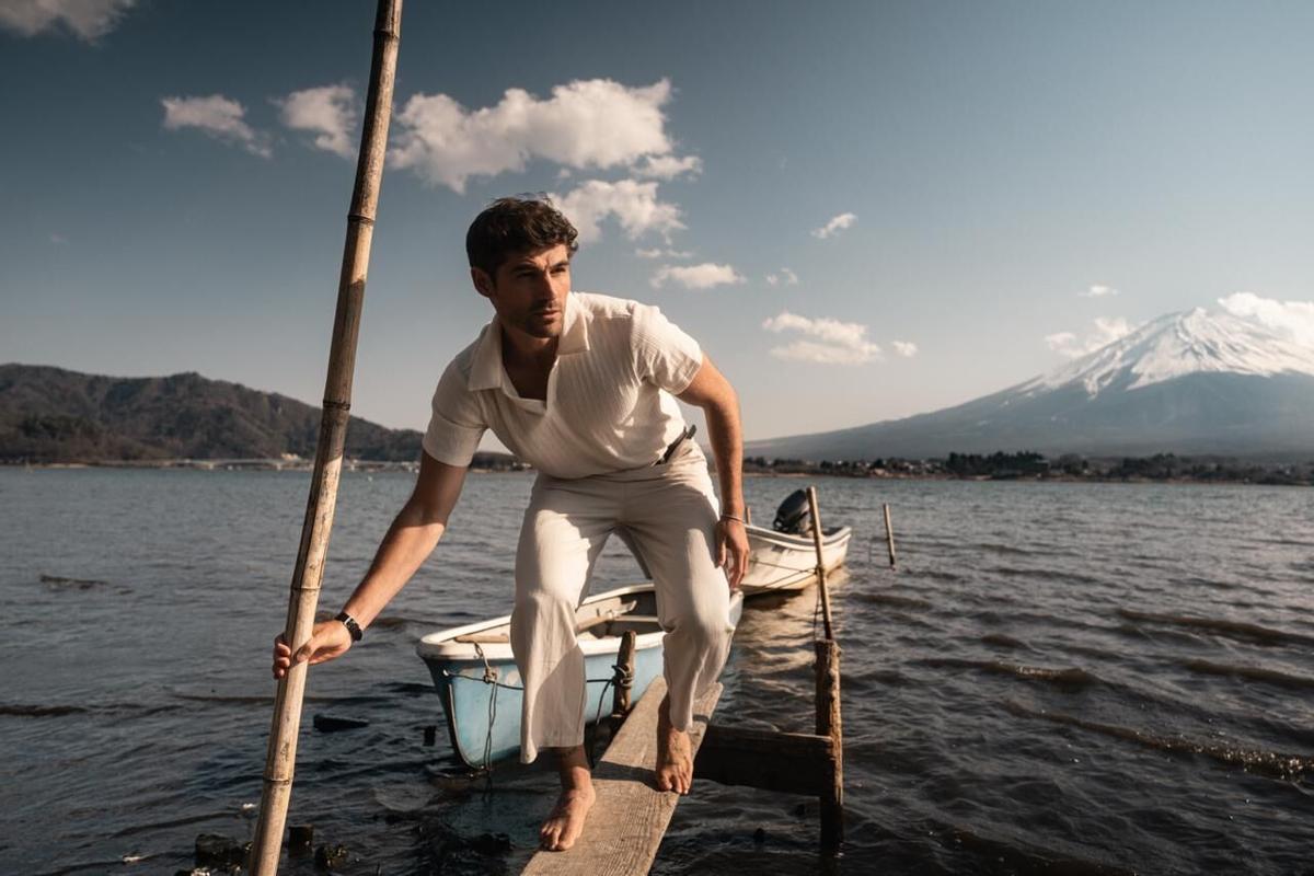 El modelo Anselmo Menéndez, posando con ropa de su marca.