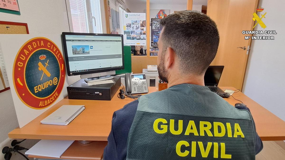 Uno de los investigadores de la Guardia Civil de Albacete.
