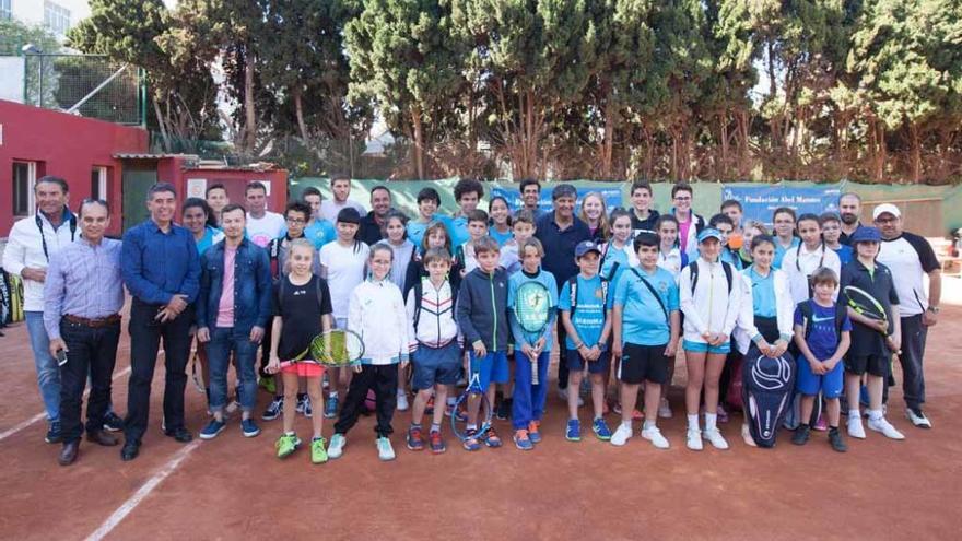 Toni Nadal da lecciones a 40 jóvenes tenistas de Ibiza