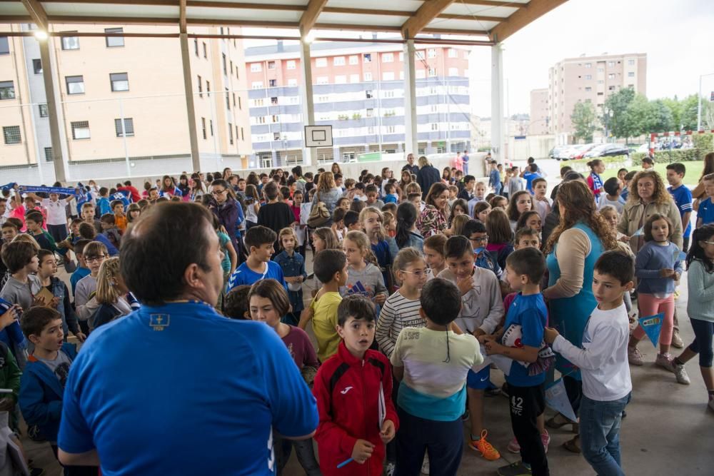 Los jugadores del Real Oviedo, Esteban y Diegui, visitan el colegio de La Corredoria 2