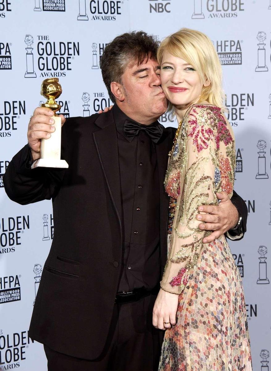 Pedro Almodóvar, con el Premio Oscar de 2003 a mejor guion original por la película 'Hable con ella', junto a la actriz Cate Blanchett