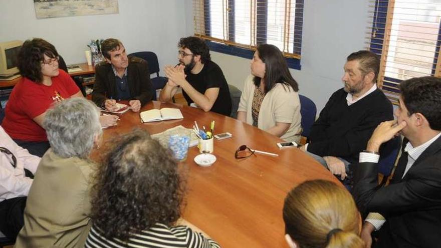 Reunión en Zona Aberta de los colectivos y políticos sobre el futuro de Megasa y Vilagarcía.