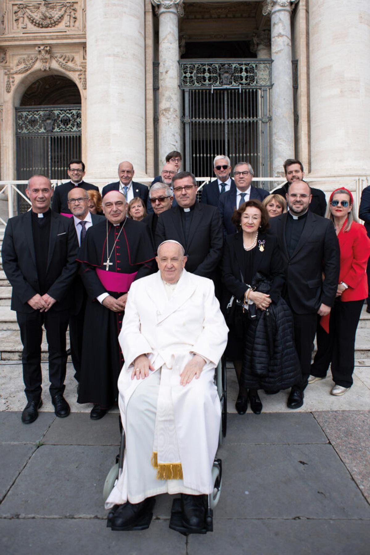Camañes (primero de la izquierda en la última fila) con el Papa Francisco junto a representantes valencianos en Roma.
