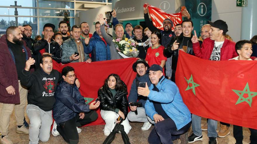 Los marroquíes posan con los dos gallegos en Peinador. |  // MARTA G.BREA