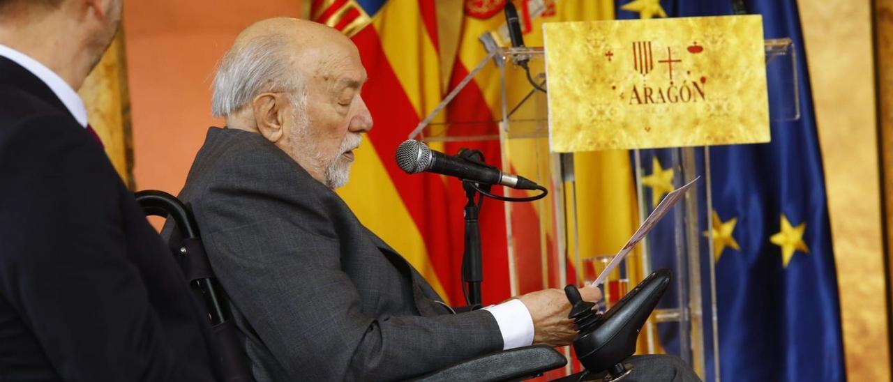 Eloy Fernández Clemente durante la lectura de su discurso tras recibir el Premio Aragón 2022.