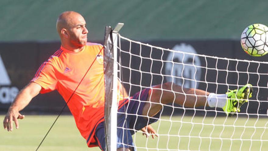 Aymen Abdennour durante uno de los ejercicios de futvóley del inicio de la sesión.