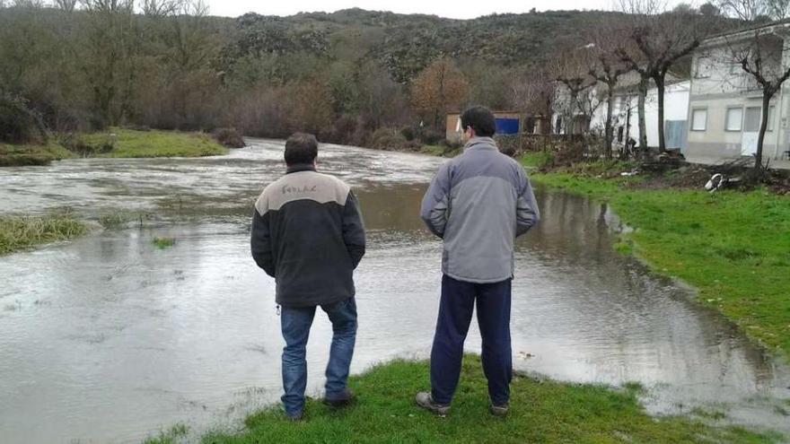 Dos jóvenes posan ante el río Valer.