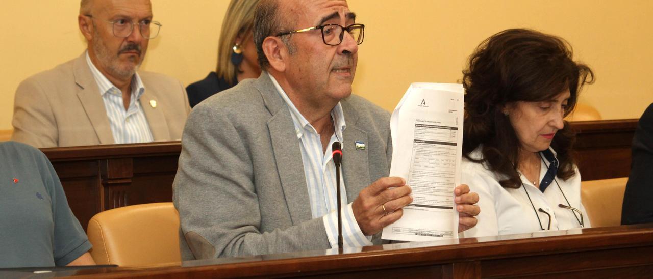 José Pedro Moreno, edil de Seguridad Ciudadana, muestra la solicitud sobre las cámaras de videovigilancia.