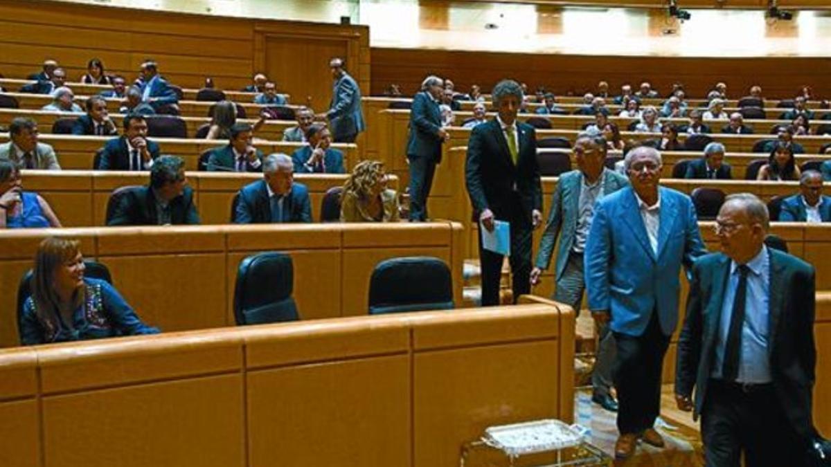 Los senadores de ERC y el BNG abandonan el pleno del Senado antes de la votación.