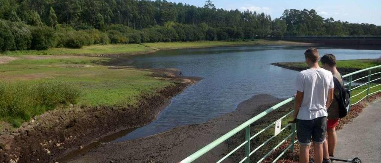 El embalse de Castroagudín, en el río vilagarciano de O Con, se encuentra al 20,56%. // Noé Parga