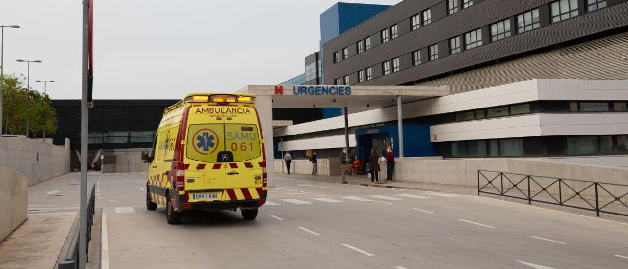 La mujer ha sido trasladada en ambulancia para su ingreso hospitalario.