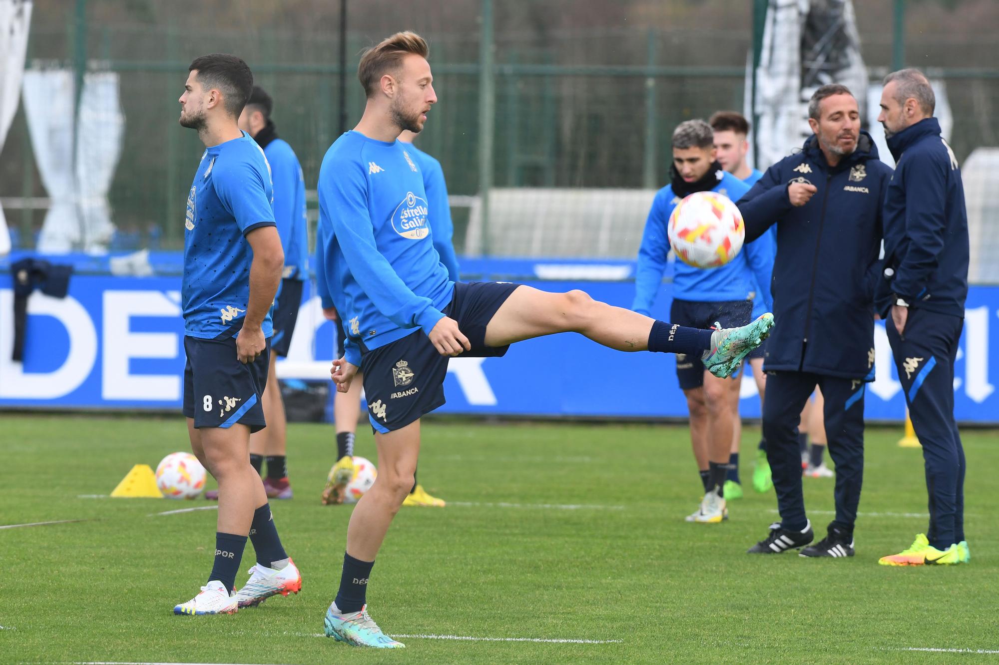 Lucas Pérez, nada menos que uno más en el entrenamiento del Dépor en Abegondo