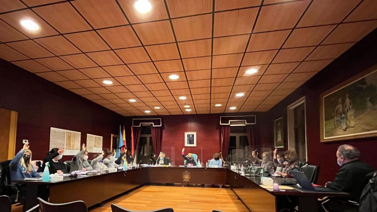 El Pleno de Noreña, ayer, durante la votación para hacer hijo predilecto a Fombona. | I. G.