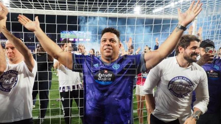 Ronaldo Nazario celebra el ascenso del Valladolid