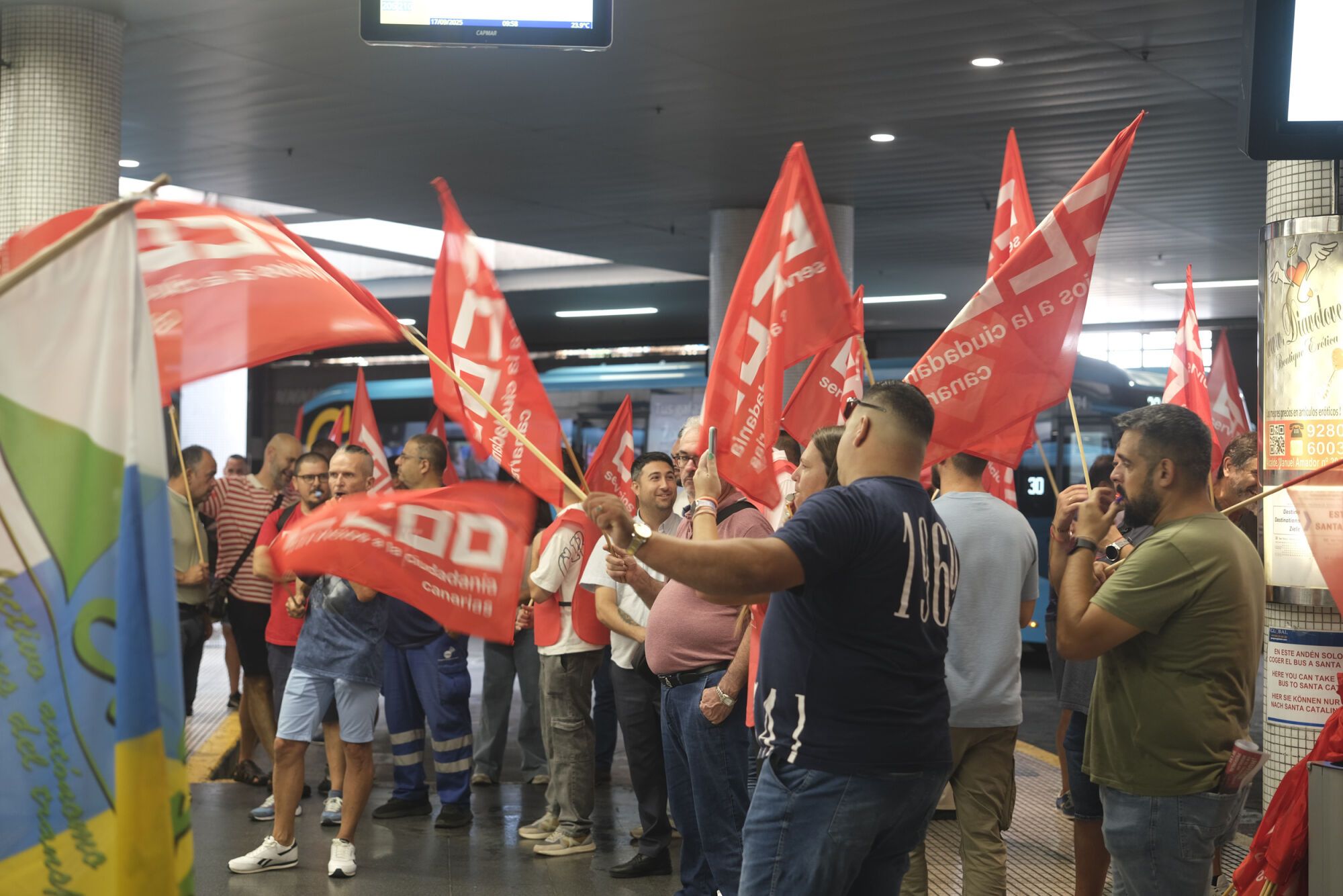 Primera jornada de huelga de los guagüeros del transporte interurbano en Gran Canaria