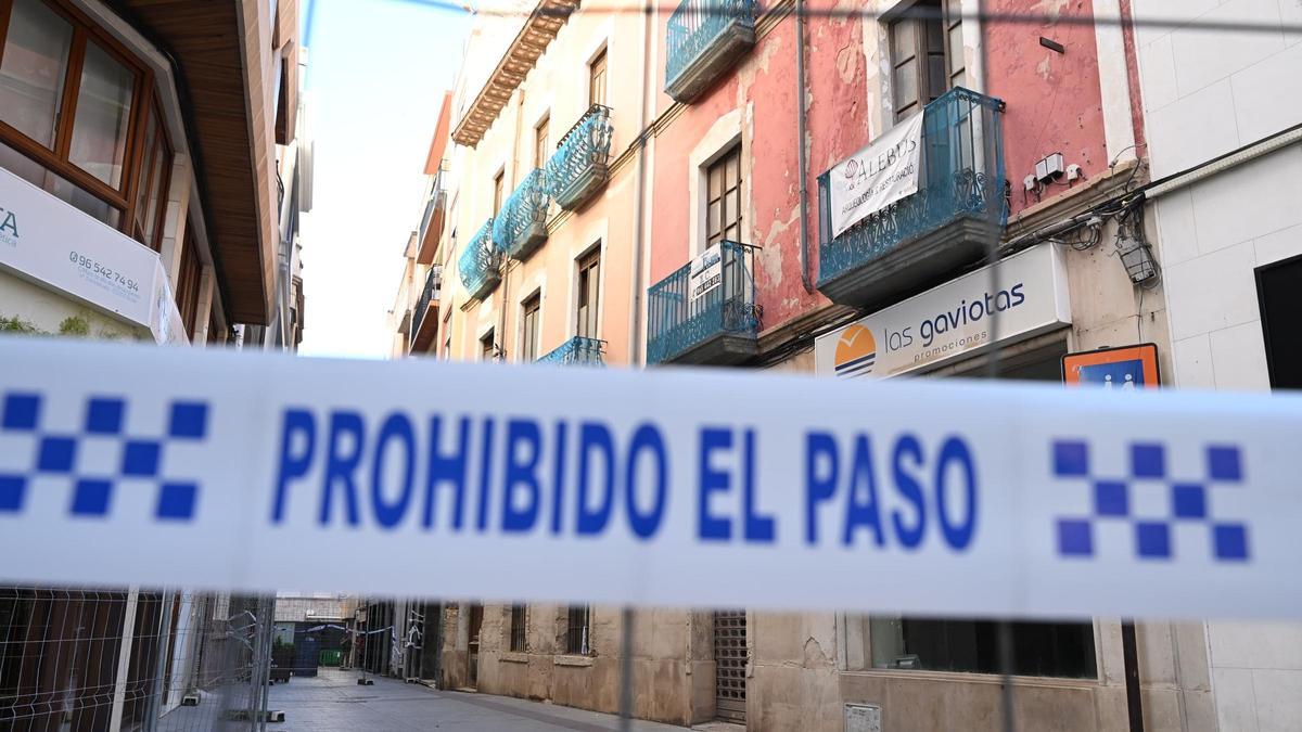 El edificio de la Banca Peral, a la espera de su derribo urgente tras colapsar parte del techo el martes.