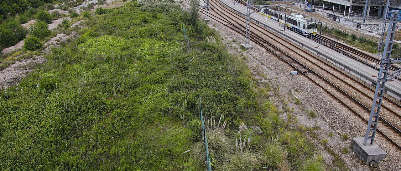 Los terrenos de Moreda en los que se pretende ejecutar el plan de vías, con la estación de Sanz Crespo al fondo a la derecha. | Marcos León