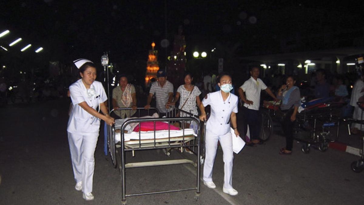 Dos enfermeras trasladan a los pacientes del hospital de Chiang Rai, al norte de Tailandia, evacuado la noche del viernes tras el seísmo.