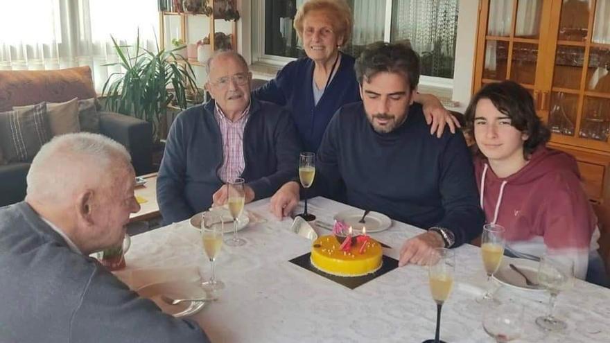 Diego Calvo con sus padres, su hijo y su padrino celebrando el 47 cumpleaños, el 24 de abril.