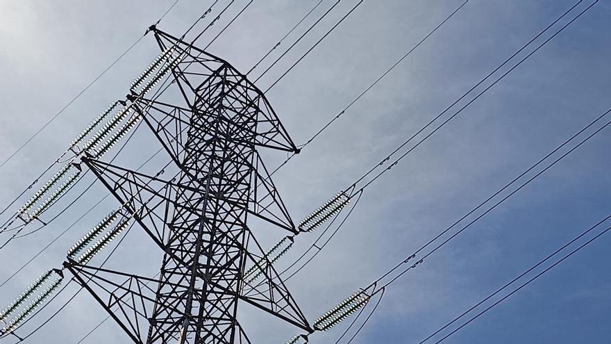 Competencia maniobra para bajar lo que pagan los clientes en el recibo de luz por el ‘escudo’ que permite paradas urgentes de fábricas