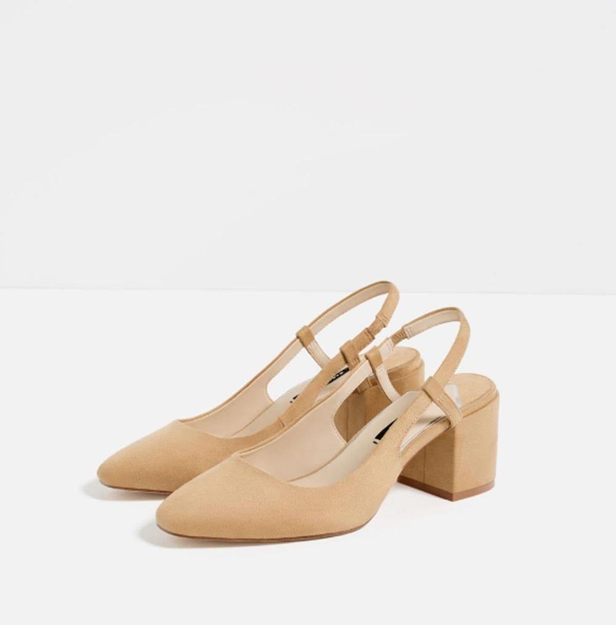 Zapatos de tacón destalonados de Zara. (Precio: 15, 99 euros)