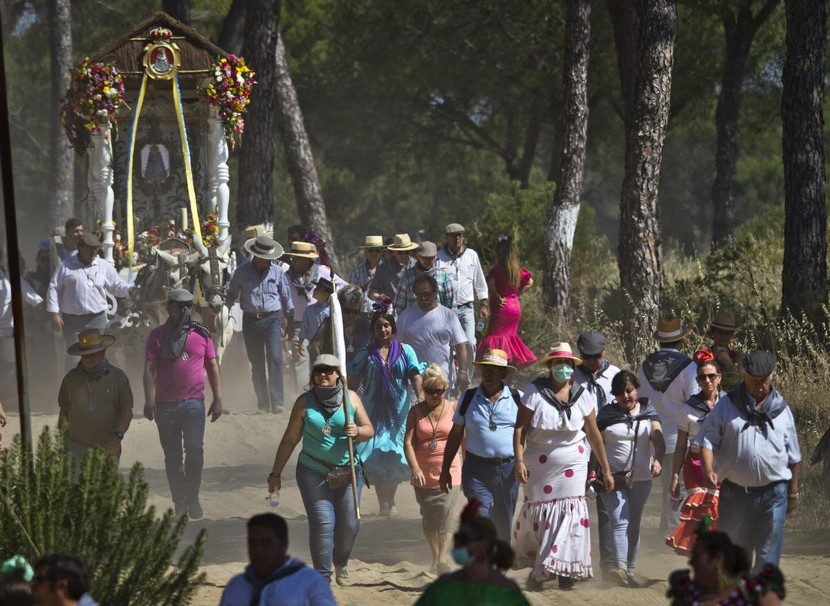Un grupo de rocieros de la Hermandad de Algeciras (Cádiz) durante el camino de peregrinación hacia la aldea almonteña de El Rocio (Huelva).