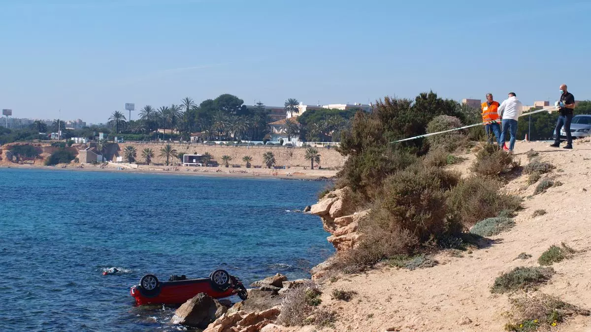 Buscan al conductor de un vehículo hallado en un acantilado de Orihuela Costa
