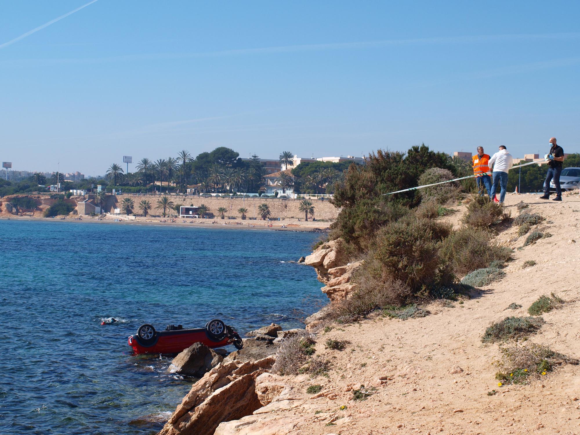 La Guardia Civil busca al conductor de un vehículo hallado en un acantilado de Punta Prima